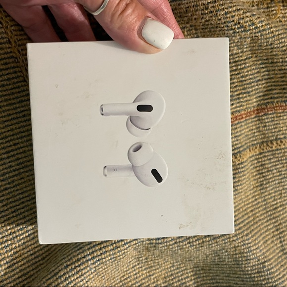 Apple air pod pros. - Picture 6 of 8